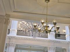 【 The Grand Lobby  -Afternoon Tea- 】

2020年1月4日，シンガポール最終日，13時からのアフタヌーンティーを日本出発前から予約していました。チェックアウトは，14時半に延長してもらうことができました。

このアフタヌーンティー，予約した時にはひとり S$ 68++ でしたが，新年になってから S$ 78++ に値上げしたらしく，きっちり値上げ後の料金で請求されました。が，予約確認画面を見せて訂正させました。