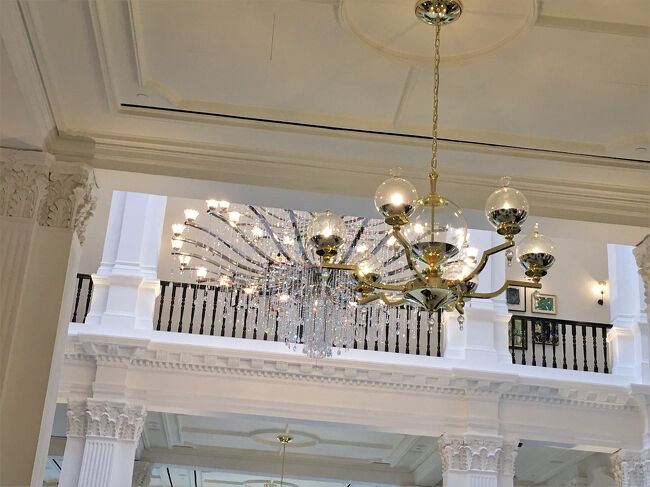 【 The Grand Lobby  -Afternoon Tea- 】<br /><br />2020年1月4日，シンガポール最終日，13時からのアフタヌーンティーを日本出発前から予約していました。チェックアウトは，14時半に延長してもらうことができました。<br /><br />このアフタヌーンティー，予約した時にはひとり S$ 68++ でしたが，新年になってから S$ 78++ に値上げしたらしく，きっちり値上げ後の料金で請求されました。が，予約確認画面を見せて訂正させました。