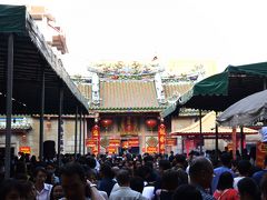やって来ましたワット・マンコンカマラワート。ウォー凄い、人で溢れかえっています。タイで最古の中華寺院と言われ、厄除け、縁切りのお寺として人気絶大です。