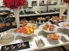 【 Tiffin Room  -Semi-Buffet Breakfast- 】
https://www.raffles.com/singapore/dining/tiffin-room/

2020年1月3日，シンガポール2日目は朝9時から，メインビルディング1階の「ティフィン・ルーム」でセミ・ブッフェの朝食。

写真は，ブッフェのプレゼンテーション。奥には，スモークサーモン，生ハムなどのコールドカットが並んでいます。