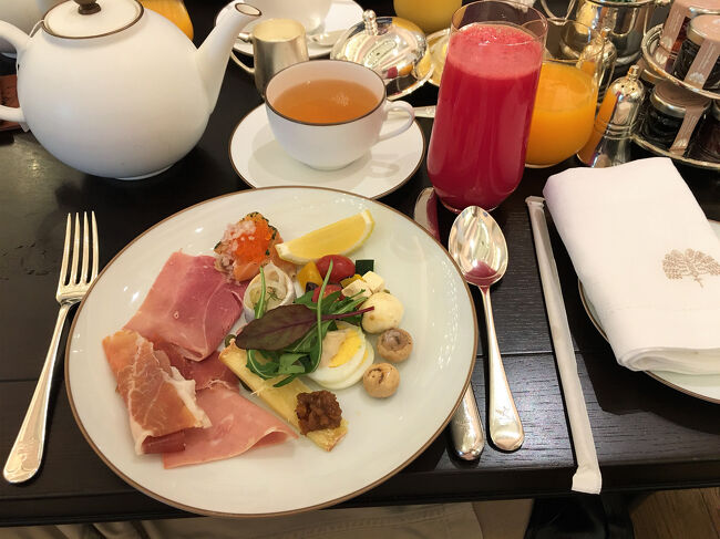 まずは，スイカジュースとともに，コールドカットを。