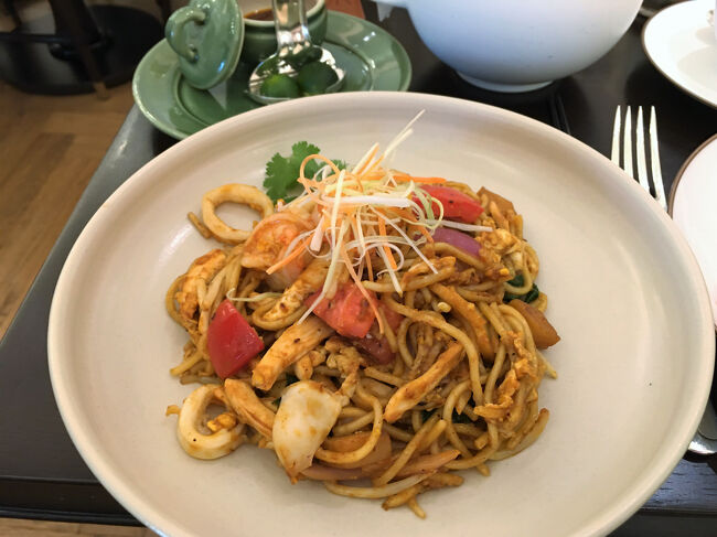 メインの料理はオーダーします。<br />おれは、海鮮ミーゴレン。なかなか旨かった！<br />ライムを絞って食べるんですかね。