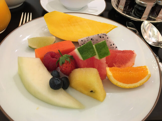 マンゴー、パパイヤ、ドラゴンフルーツなど、フルーツもたっぷりと。<br />マンゴーが甘くて最高です。<br />