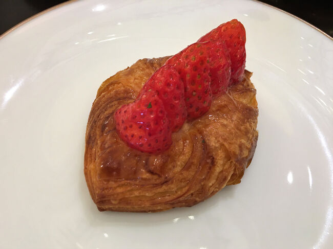 ペイストリーって言うのかな。普段はあまり朝食にこういうものは摂らないんだけど，おいしそうだったんで食べてみました。中にカスタードが入ってます。<br /><br />食事なしのプランでの宿泊でしたが，初日の朝食のみメールで予約しておきました。チェックイン前に予約しておけば，朝食代はひとり S$ 52++。飛び込みではレジデンツ（宿泊客）でも S$ 72++ になってしまいます。