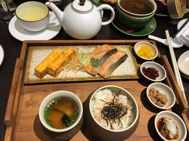 和朝食は，弁当ボックスに緑茶だけのシンプルなもの。