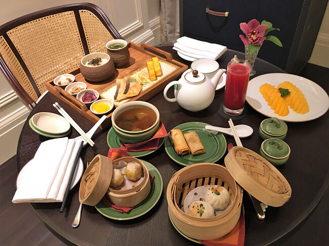 点心の朝食は，5種類の点心から3種類，選択できます。それにスープと，フルーツ（スライス・マンゴー），ジュース（人参/グレープフルーツ/オレンジ/パイナップル/スイカ），ジャスミン茶が付く筈ですが，ジャスミン茶を持って来るの忘れやがったなw<br /><br />写真の点心3種類は，①Siew Mai  ②Vegetable Spring Roll  ③Pork Char Siew Steamed Buns（バトラーさんを呼んで，Pan-seared Pork Dumpling を注文した筈なんだけどな…）です。<br /><br />点心も，焼き鮭も卵焼きも，全部2切れずつあるので，スライス・マンゴーも含めて，ゆうすけとシェアして食べました。