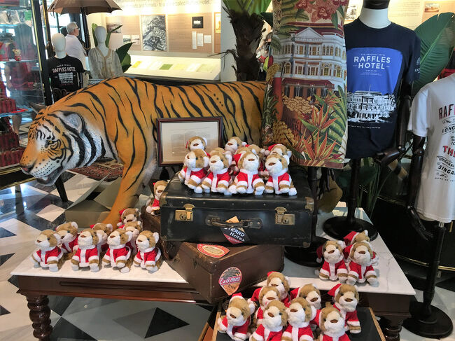 虎がいるのは，1902年にラッフルズホテルのビリヤードルームに一頭の虎が迷い込み，射殺されたというエピソードから。<br /><br />以下の写真は購入した物の一部です。