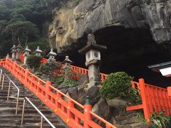 鵜戸神宮　海に面した神社は初めて！朱塗りの橋や手摺りが海に映えます。