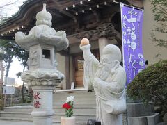 諏訪神社から旧東海道ぶらぶら、そして常光寺。
ここは幸福・財宝・長寿の福禄寿の石像が。本堂と像にもお参りします。
