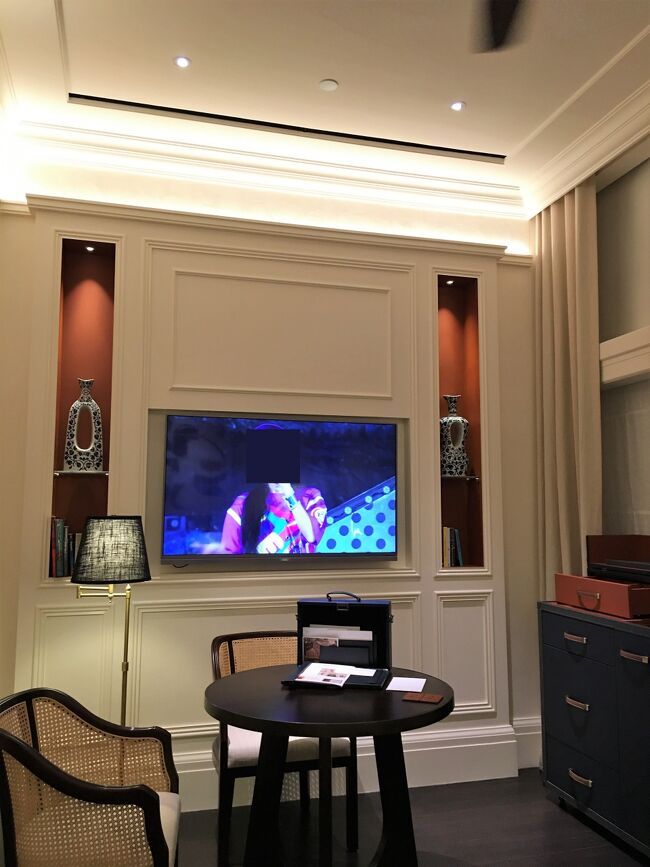 パーラーのダイニング・テーブル。右側のチェストがミニバーです。<br />バトラーさんから，テレビにはリモコンがない！ので，すべてタブレットで操作す<br />るよう案内がありました。パーラーとベッドルームに1台ずつ，タブレットがあります。<br /><br />ゆうすけが，AirPlayの機能を使って，「ももクロ」のコンサートを見ていますw<br />［2023年11月11日追記：私の本意ではありませんが，フォートラベル運営事務局の修正・削除要求に基づき，TV画面上のももクロの顔画像を修正しました］