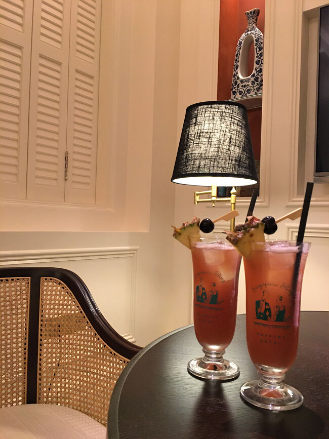 ウェルカム・ドリンクが届きました。シンガポール・スリングです。<br />客室またはプール・バーでいただけます。<br /><br />シンガポールスリングは，1915年に，ラッフルズのバーテンダー「嚴崇文」 (Ngiam Tong Boon) によって生み出されました。鮮やかなバラ色は，グレナデンシロップとチェリーリキュールによるものです。
