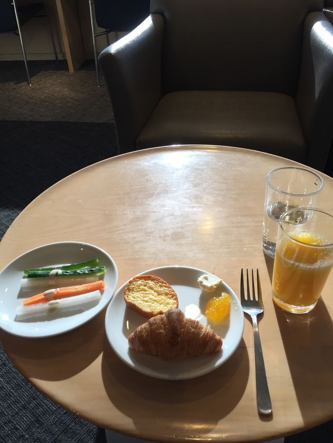 デルタスカイクラブのラウンジで朝食。品数少ないですが野菜スティックはソース美味しい