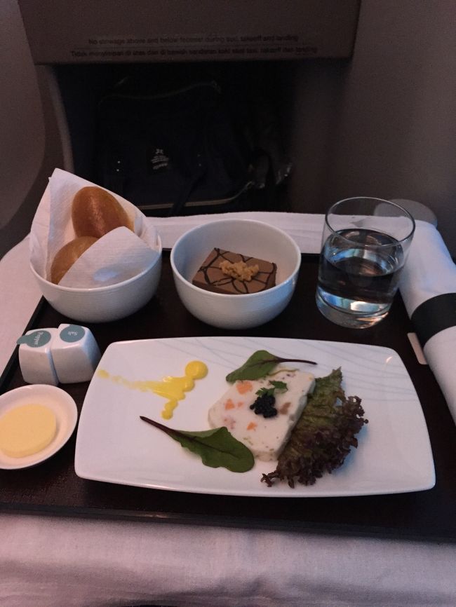 ガルーダインドネシア  ビジネスクラスの食事、以前はデザート最後に出たし紅茶やコーヒーももっと種類あったのですがコスト削減ですかね…美味しかったですが。