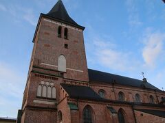 タルトゥの有名観光地の一つ、ヤーニ教会です。１２００年代にカトリック教会として建てられ宗教改革、リヴォニア戦争を経てプロテスタントの教会になりますが大北方戦争により炎上、その後再建されたものが現在の教会の元になっています。
１９４４年にはドイツ軍により破壊されてしまいますが、ソビエト占領末期からエストニア独立回復直後に修復されています。