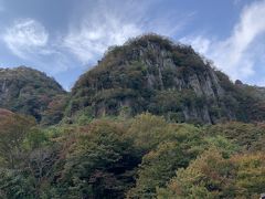 耶馬渓の核心部、一目八景付近。一目で八つの絶景を楽しめるということで、「一目八景」という名前がついていると。ガイドさんは一生懸命説明してくれましたが、右から左で忘れていったので、解説はありません。