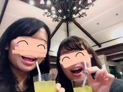 ホテルは「コスタベラ トロピカルビーチホテル」
ウェルカムドリンクをいただきます♪

チェックインのとき、"デポジット"を知らなかったのでどうして1万も渡さなきゃいけないの？と大パニックに。笑
フロントのお姉さんが戸惑いながら最後まで丁寧に教えてくださりました…無知って怖い！