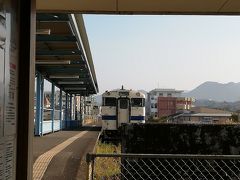 あら、列車がいましたね。昨晩は時刻を調べてそれに合わせて行きましたが、今朝は偶然です。