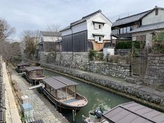 八幡堀の風景。2代目関白・秀次が開いた城下町。当時、物流の手段として発展した八幡堀の近くには歴史あるスポットやカフェが点在している。