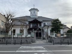 白雲館（観光案内所）。１８７７年に近江商人からの寄付によって建設された旧八幡東学校。現在は観光案内所になっている。