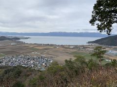 山頂の八幡山西の丸跡からは琵琶湖や比良山系を望めます。