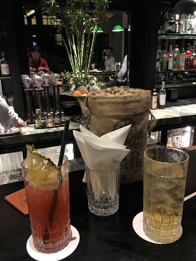 おれは，ラムベースのプランターズ・パンチ(S$ 26++)，ゆうすけは，タリスカー(talisker)のハイボール(S$ 20++)を。ピーナツの殻は床に落とすのがロングバー流。