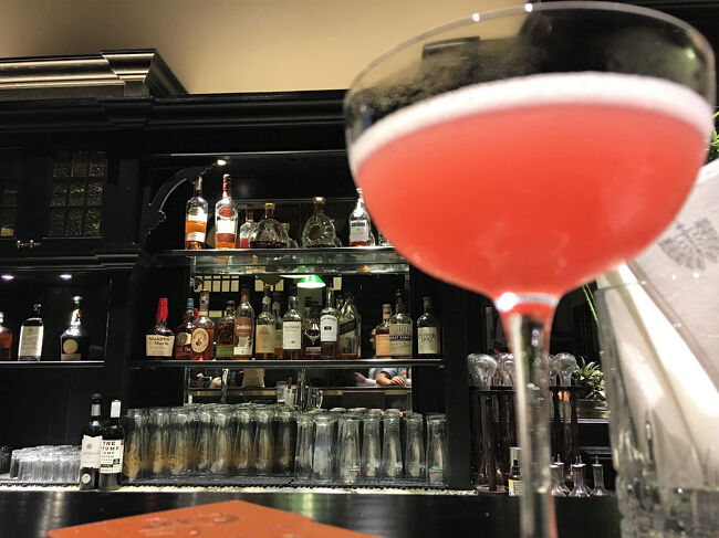 おれだけもう1杯。ウォッカ・ベースのロゼラ・サワー(S$ 26++)を。<br /><br />マネージャーもよく気を配ってくれました。