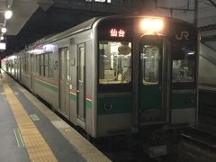 ★22:02福島発
福島からは仙台行き最終電車に乗車。
こちらは701系のみの4両編成。
ロングシートですが、柔らかい椅子なので疲労感は721より少なめ。