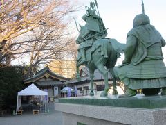 次は、知恵と勇気の守り神：毘沙門天の白旗神社。
有名です、義経弁慶の謂われ。義経の首が葬られたということから合祀。その記念像が建てられていました。