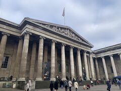 朝食を食べ終えて大英博物館にやって来ました。
国営の博物館なので、常設展は無料で見る事ができます！

館内に入る前にセキュリティチェックを受け、いざ館内へ♪