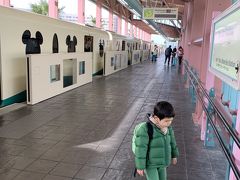 ベイサイドステーションに到着！
まだ10時なので、人もまばら