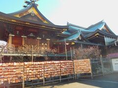 湯島天満宮の本殿と拝殿です。
境内ではお正月用の屋台の準備が行われていました。

旅行記は「台東区編」に続きます。