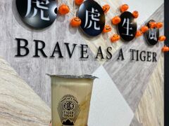 チキンが辛かったのかすごく甘いのが飲みたくなり、
日本で大人気のタイガーシュガーでタピオカのみました！
黒糖が甘く美味しいです！