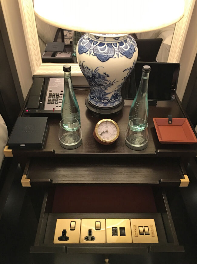 あれっ，ベッドサイドに電源はないのかな？と思ったら，ナイトテーブルの引出しの中にありました。もちろんUSB電源も2つ。ナイトテーブル上にもタブレット。