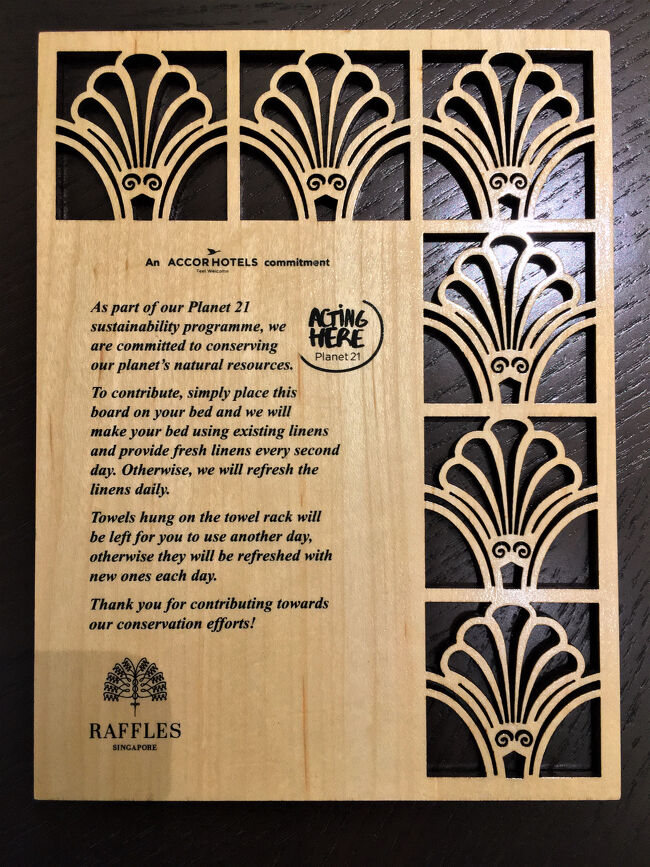 このウッドパネルをベッドの上に置いとけば，リネン交換は隔日に。<br /><br />友人がこれ、パイナップル頭の人が驚いている柄にしか見えないと言うw