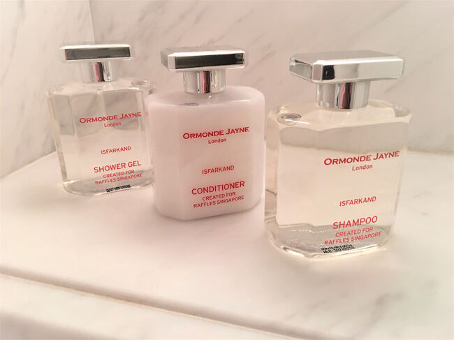 シャワーブースのアメニティ<br /><br />アメニティは，ロンドンの「オーモンド・ジェーン」のイズファカンドというシリーズ。<br />https://us.ormondejayne.com/