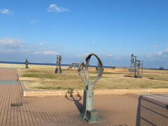 海の真ん前の開放的な公園には地元彫刻家の作品が並びます。