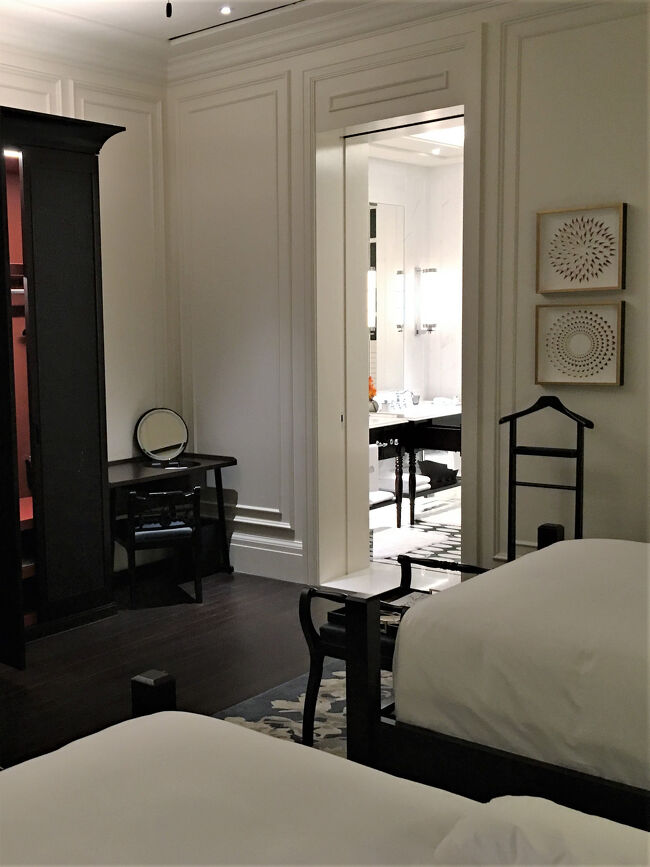 ベッドルームからバスルーム方向。<br /><br />化粧台の丸鏡は，テーブルに収納可能。中にドライヤーが入っています。