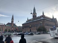 まだチェックインが出来る時間ではなかったので、荷物をホステルに預けて町歩きに出かけます。
小雨が降ってましたが気候はかなり過ごしやすかったです。
写真はコペンハーゲン市庁舎。