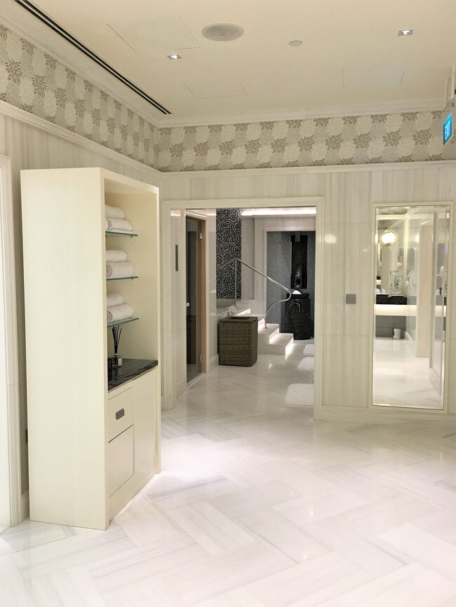 奥がウエット・エリア。<br />シャワー室とサウナ，アロマティック・スチーム・ルームもあります。