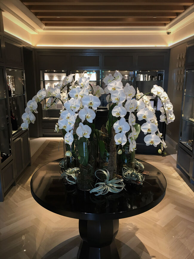 【 Raffles Spa 】<br /><br />ラッフルズ・スパは，ラッフルズ・ブティックと同じく，アーケードの1階にあります。15時半から90分間のマッサージを予約しています。男女別の温浴施設を利用するため，14:45頃にスパに着きました。<br />