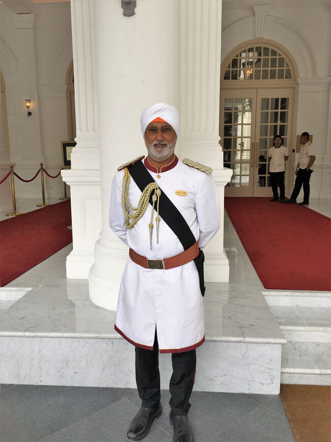 ラッフルズ名物のドアマン