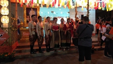 18：00過ぎ、ターペー通りへパレードを見に行きます。<br /><br />いろんなパレードがありました。