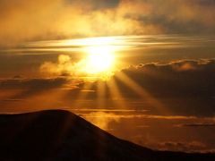 マウナケア山頂で雲海に沈む夕日を眺める