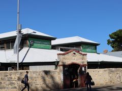 その先にFremantle Marketsがあります。https://www.fremantlemarkets.com.au/
金曜から日曜の開催