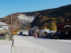 ドーソンシティ Dawson Cityの様子。昨日までの3日間デンプスターハイウェイの強行日程で疲れが溜まっていたので、この日は昼ごろまでゆっくりします。ホワイトホースまでの帰り道は、あと2日間残っています。なので1日で最短距離を走るクーロンダイクハイウェイではなく、アラスカ州へ回り道して2日間で景色の良いトップオブザワールドハイウェイとアラスカハイウェイ経由のルートを選びます。