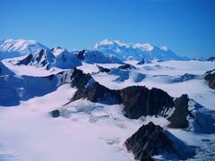 右奥にカナダ最高峰のローガン山が出現。標高5959mはカナダで一番高い山ですが、ユーコン準州の辺境にあり地上からアクセスはほぼ不可能の為、なかなか見る機会がない山です。ローガン山を実際に見たことがあるのはカナダ人でも僅かです。