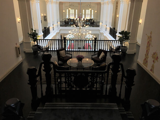 メインビルディング２階から3階への階段より。同じく，正面奥にグランドピアノ。