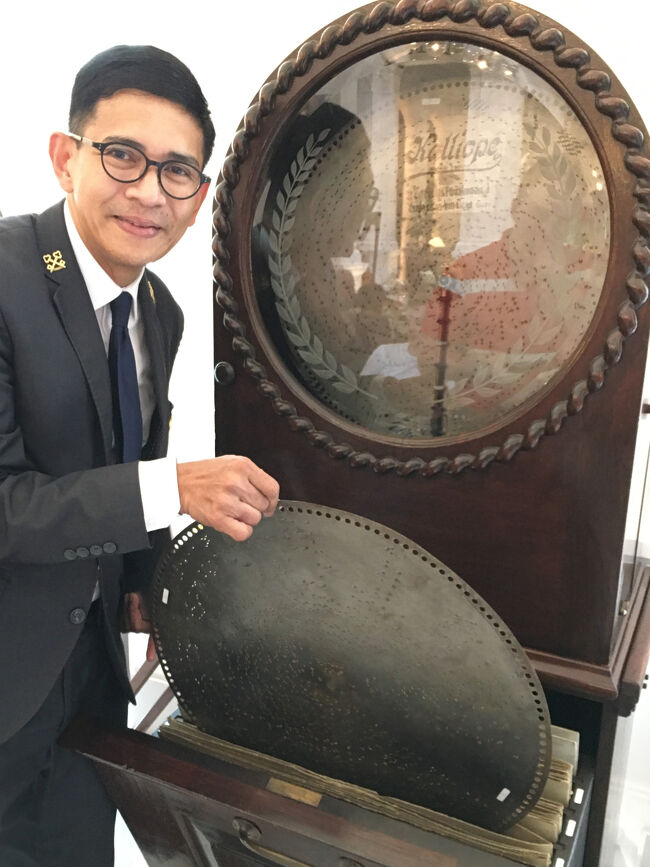 メインビルディング1階の古いオルゴール（ヒストリー・ツアーにて）。