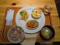 上野マルイ地下のカフェ＆ミールMUJIで食事です。
