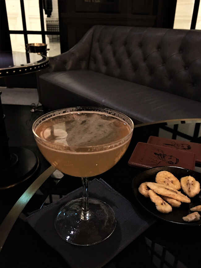 おれは，サイドカー（写真）とオリンピックを。<br />ゆうすけは，ジン・柚子酒・アールグレイのカクテルとカリラ(caolila)を。<br /><br />観光客としてではなく（あまり写真など撮らずに），ゆったりと雰囲気を楽しみたいバーです。予約が望ましいです。ドレスコードは，ラッフルズの他のレストランと同様，「カジュアル・シック」。<br /><br />お勘定は，税サ込の総額で，S$ 120.05（約9,900円）でした。サービス料は10%，税金(GST)は7％です。